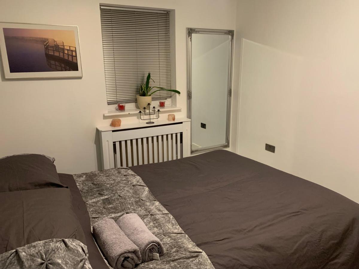 Modern 2 bed apartment - B&B Wallasey