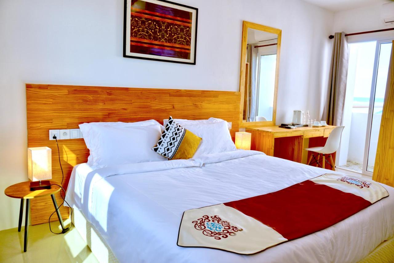 Deluxe Double Room with Side Sea View