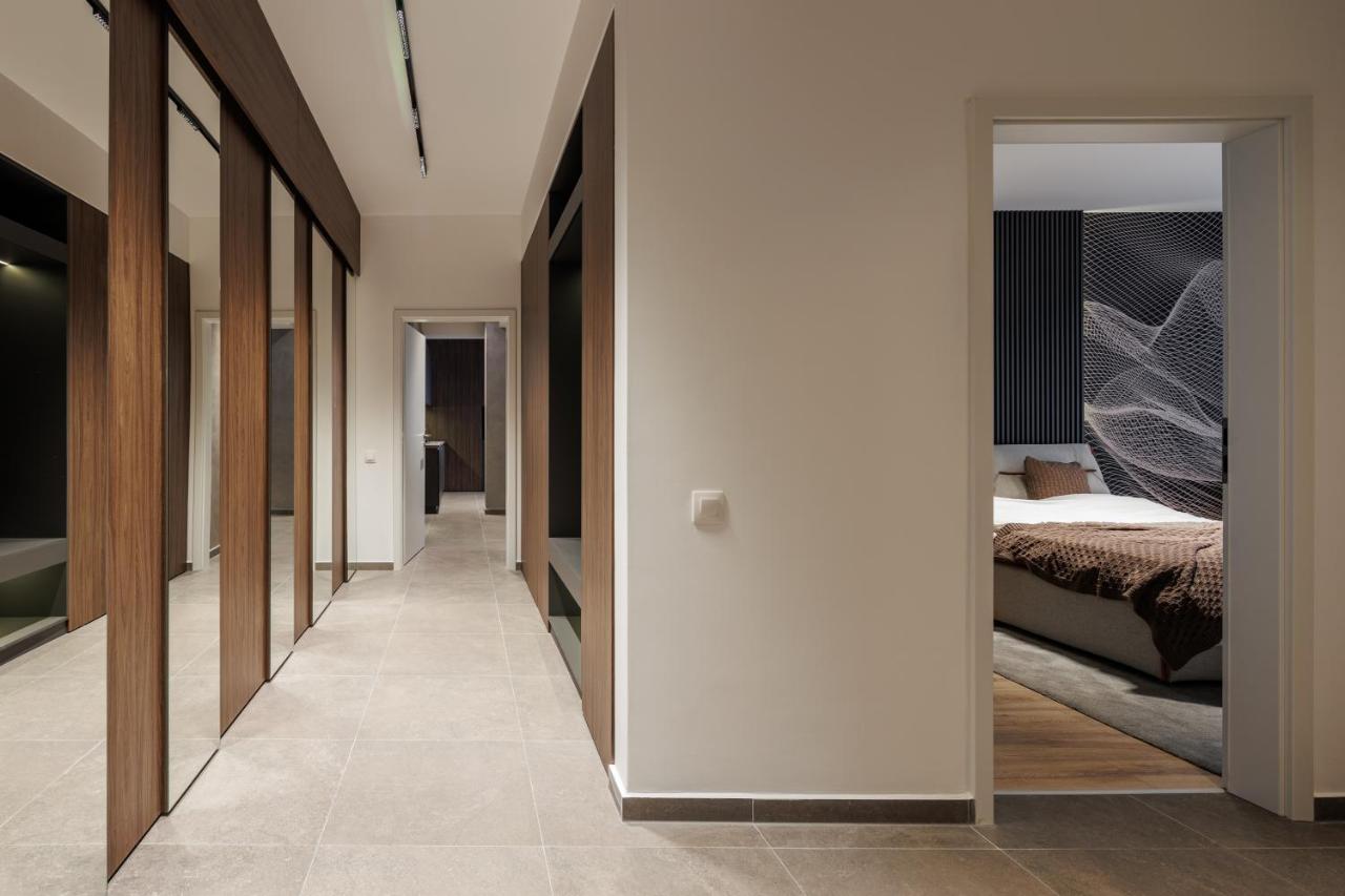 Mandala Designer Apartments with Free Private Parking, near Mall Coresi - B&B