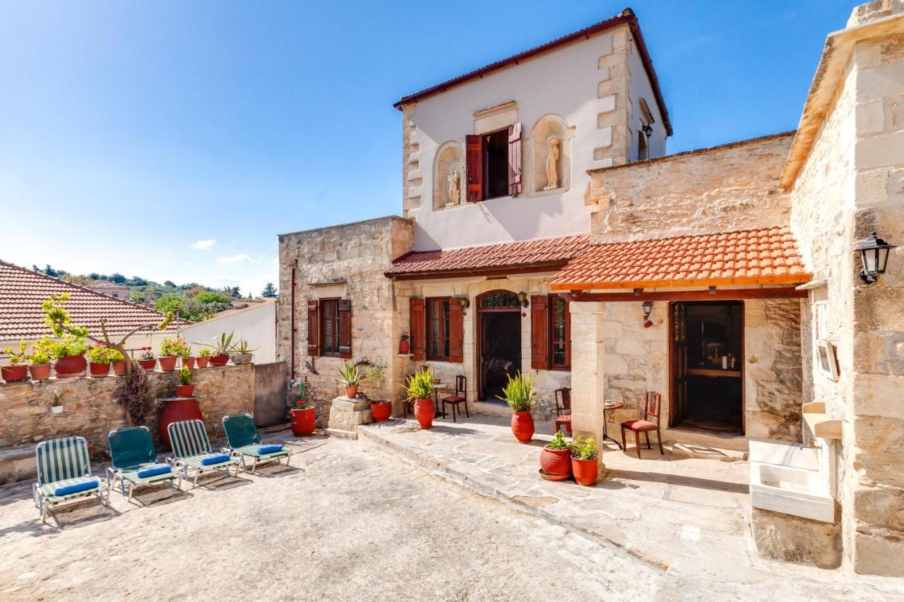 Traditional Home Vereniki With Heated Pool - BY APOKORONAS VILLAS - Chambres d'hôtes Gavalochori