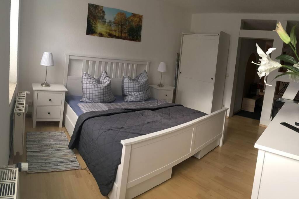 Nette Wohnung gute Austattung Parkplatz Terrasse - Ferienwohnung