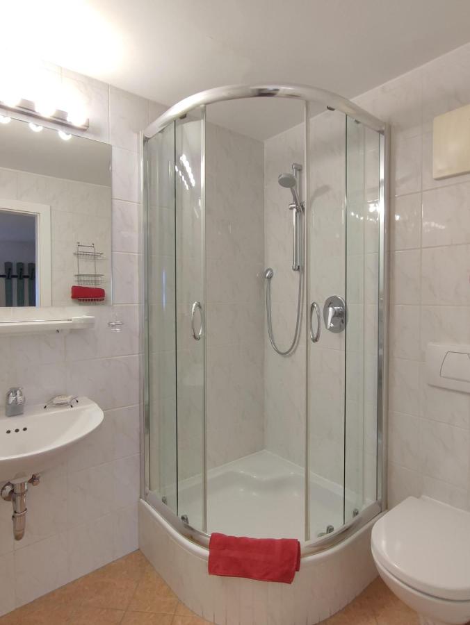 Familienzimmer mit Dusche