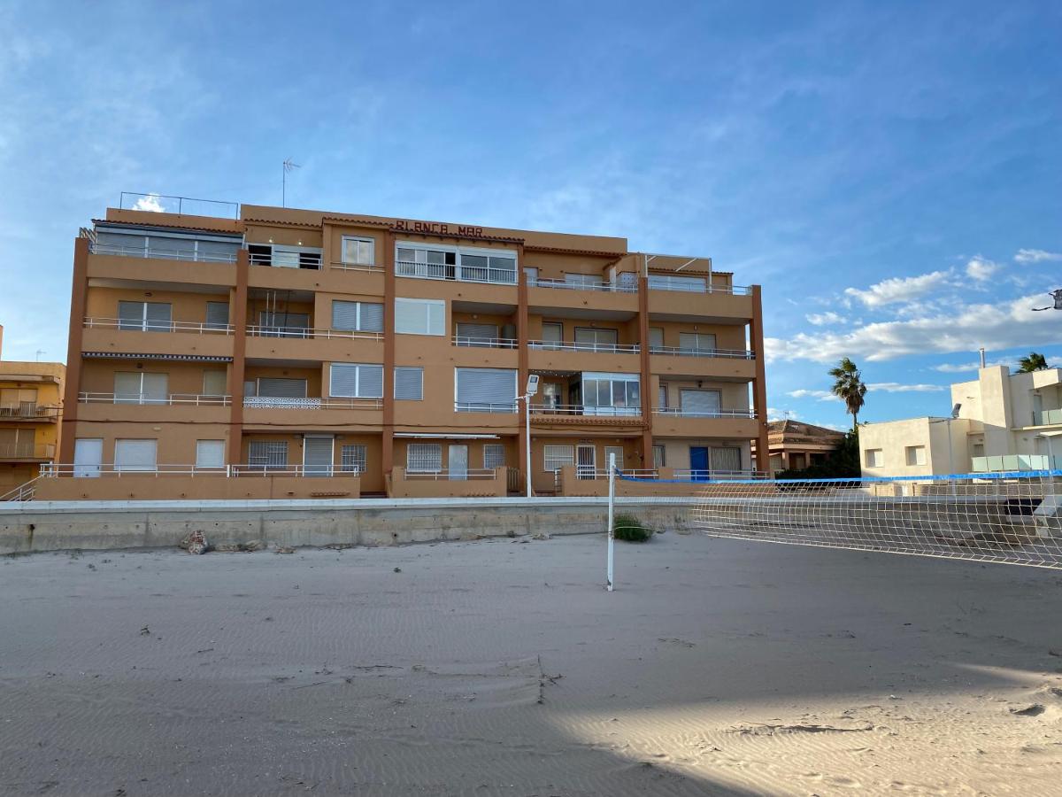 Beachfront and Bright Apartment - Bed and Breakfast