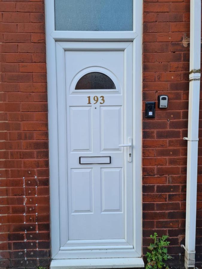 Modern Spacious 2 Bedroom House in Leigh, Free Parking - B&B