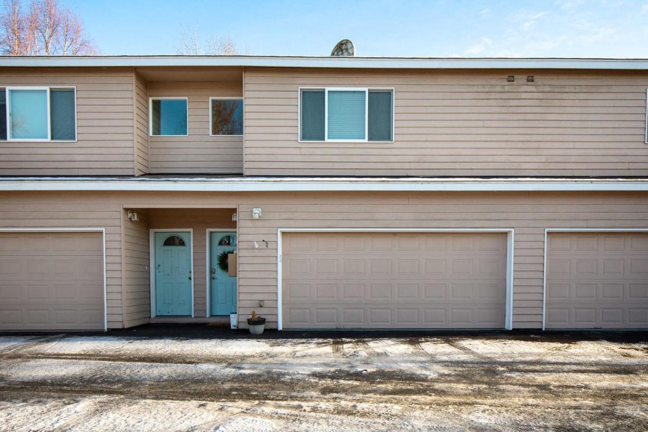 Charming Anchorage Townhouse with Fire Pit! - B&B Anchorage