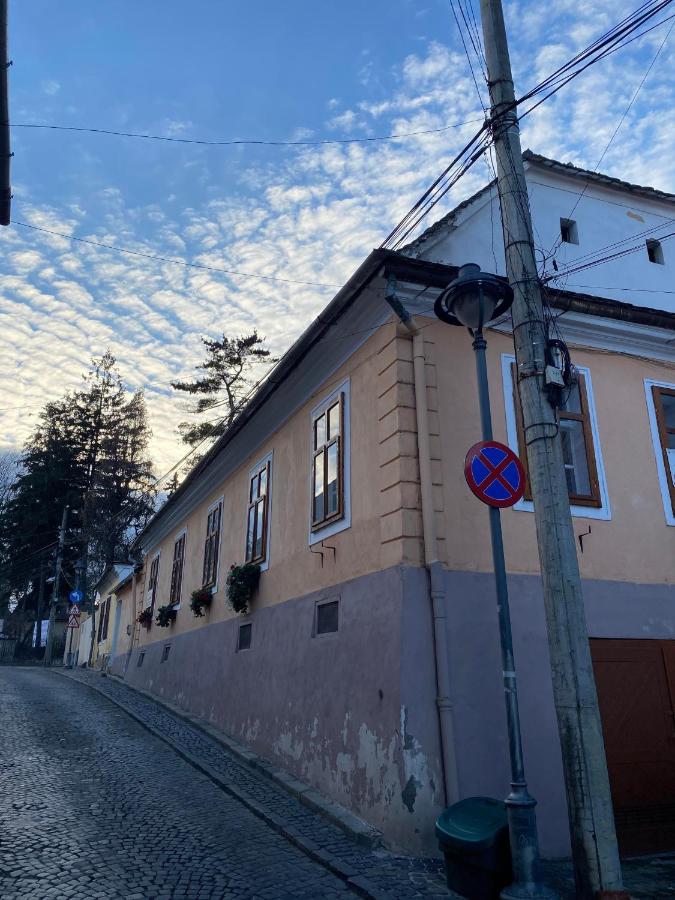 Apartament istoric ultracentral - with Parking - B&B Sibiu