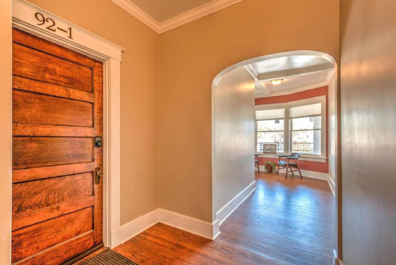 Splendid Colonial in Midtown with Parking - Bed and Breakfast