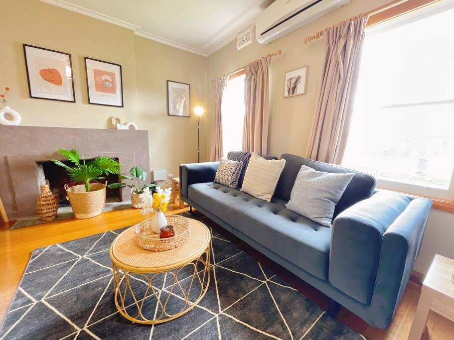 Stunning Hobart 3-bed home- close to shopping centers - Bed and Breakfast