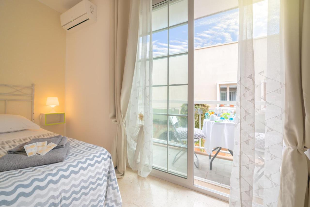 Deluxe Double Room with Balcony and Private Bathroom