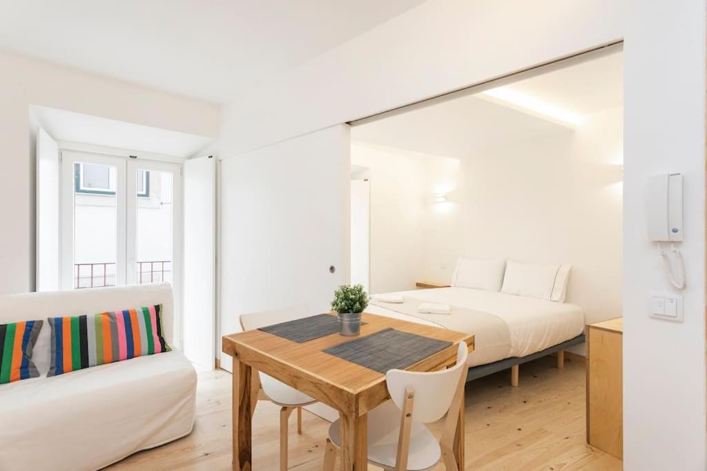 B&B Lisbon - 0E Brand new apartment right in the heart of Alfama - Bed and Breakfast Lisbon