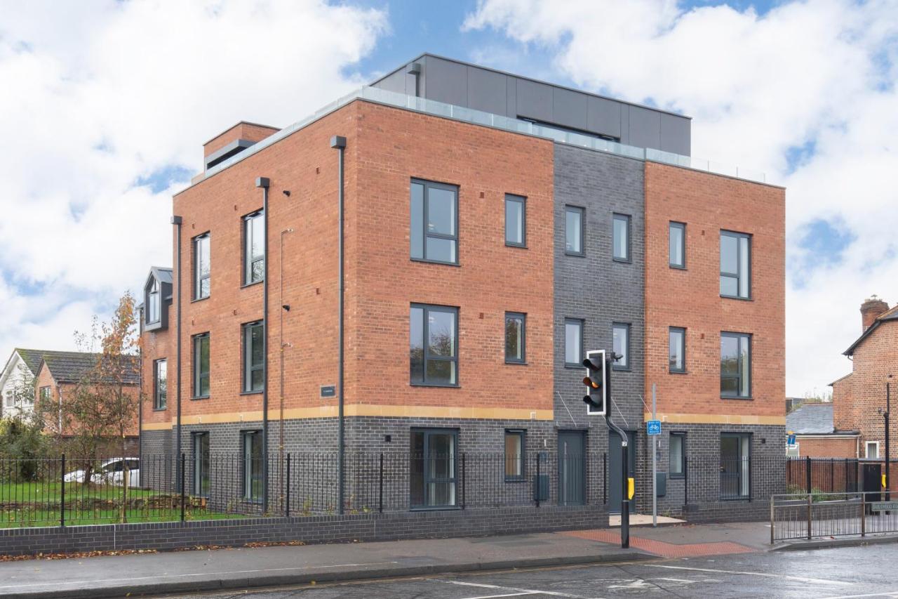 Elliot Oliver - Stylish Loft Style Two Bedroom Apartment With Parking - Bed and Breakfast