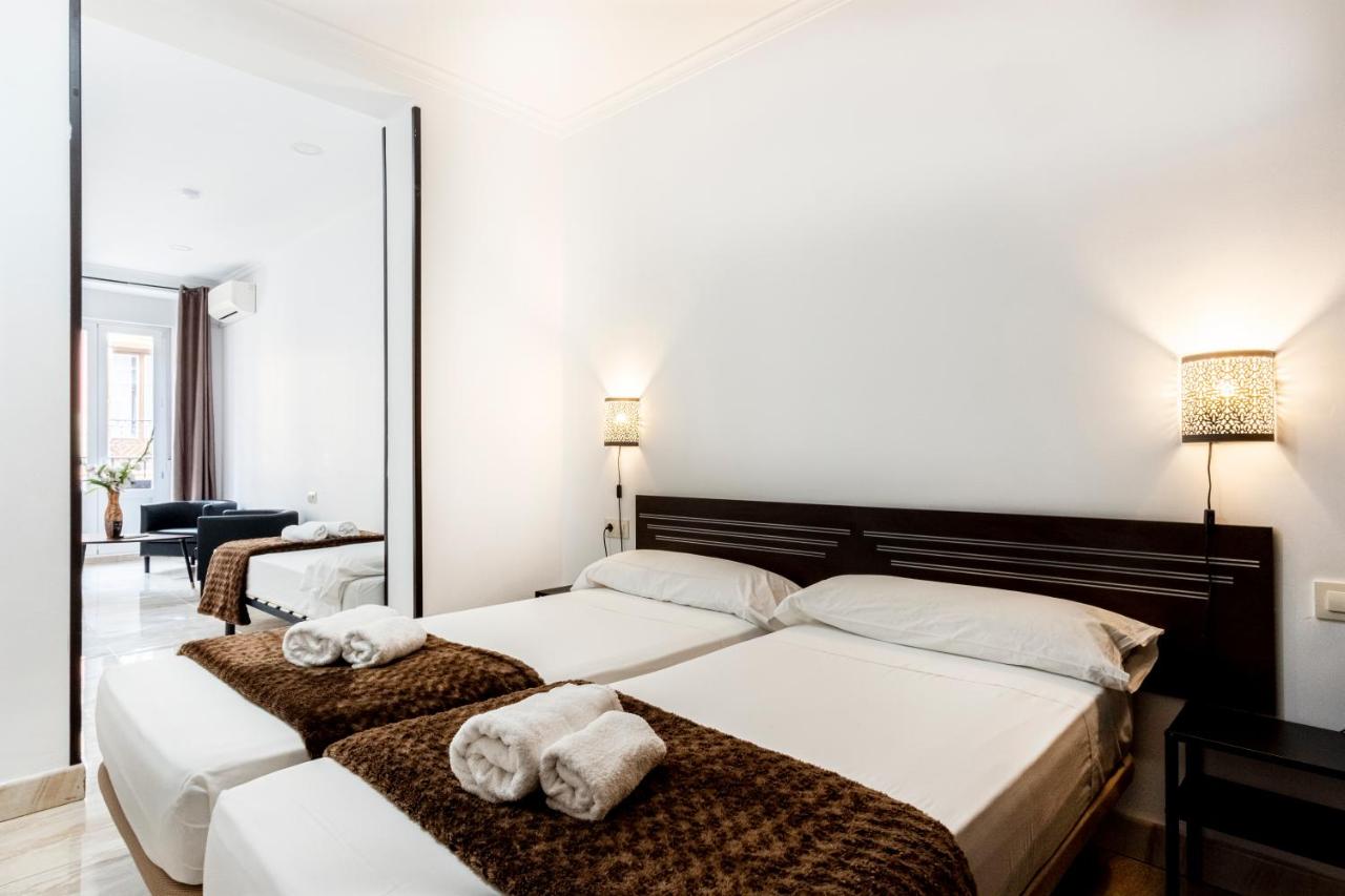 Dreibettzimmer mit Stadtblick