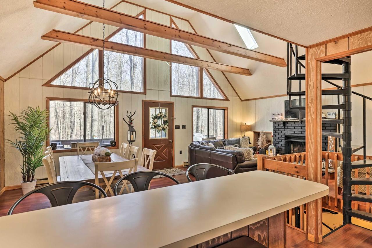 Cozy Pocono Lake Woodside Nest with Fire Pit! - B&B