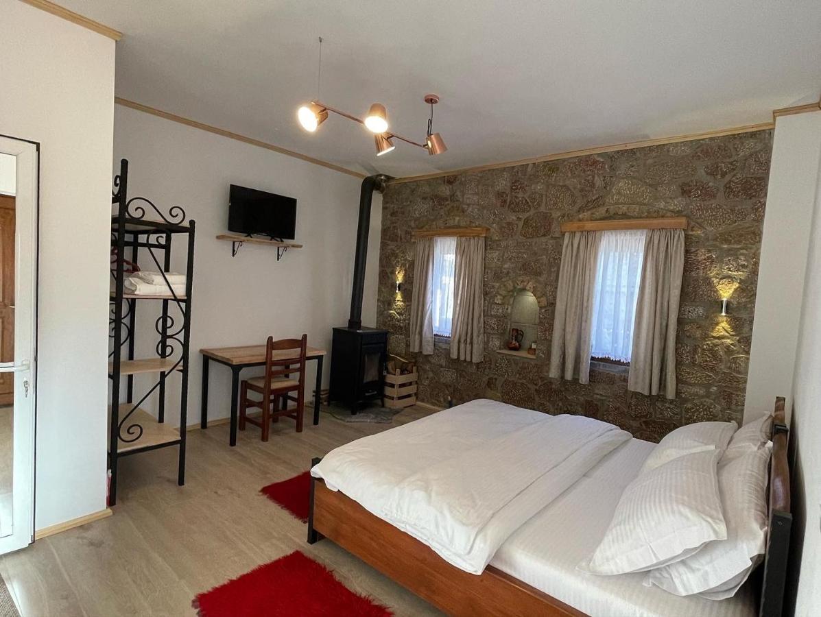 Großes Doppel-/Zweibettzimmer