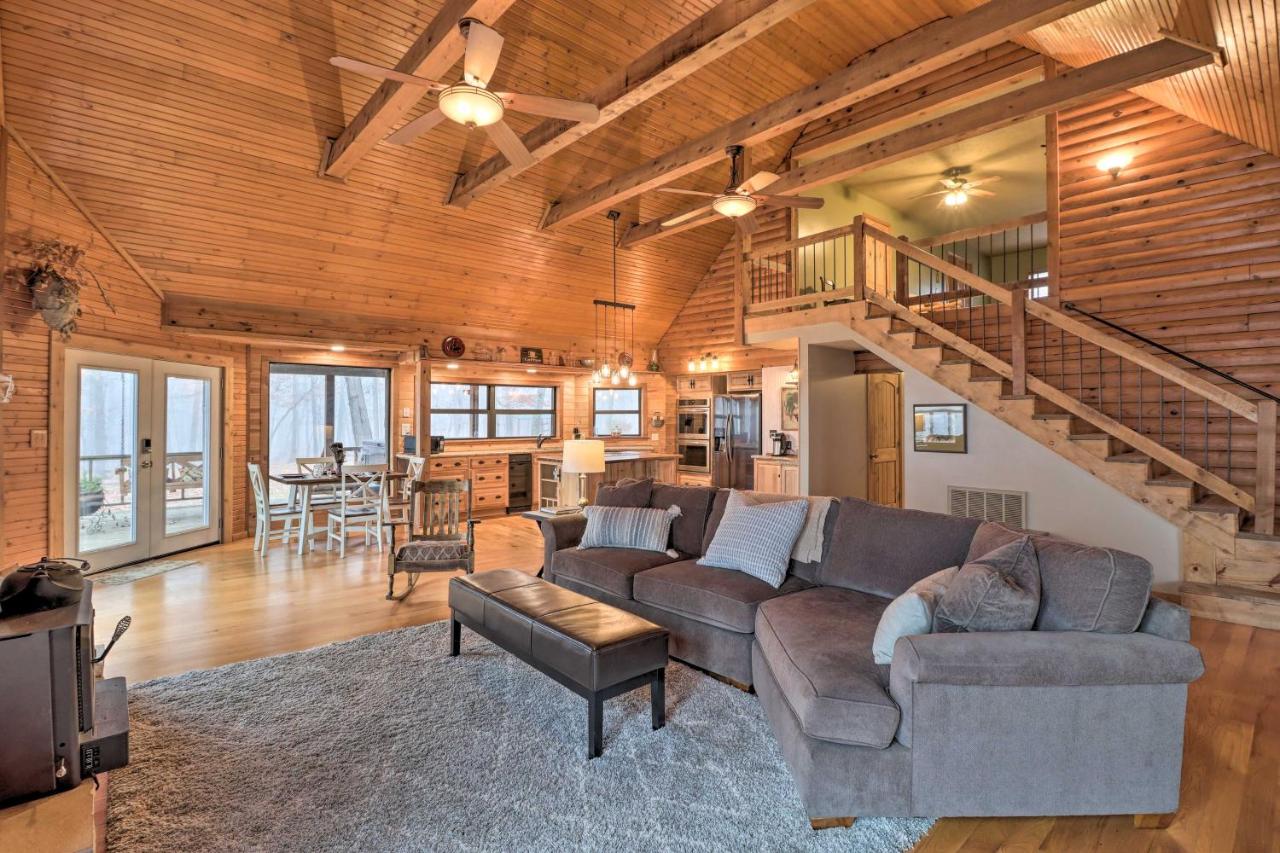 Charming Cabin with Hot Tub, Fire Pit and Views! - B&B