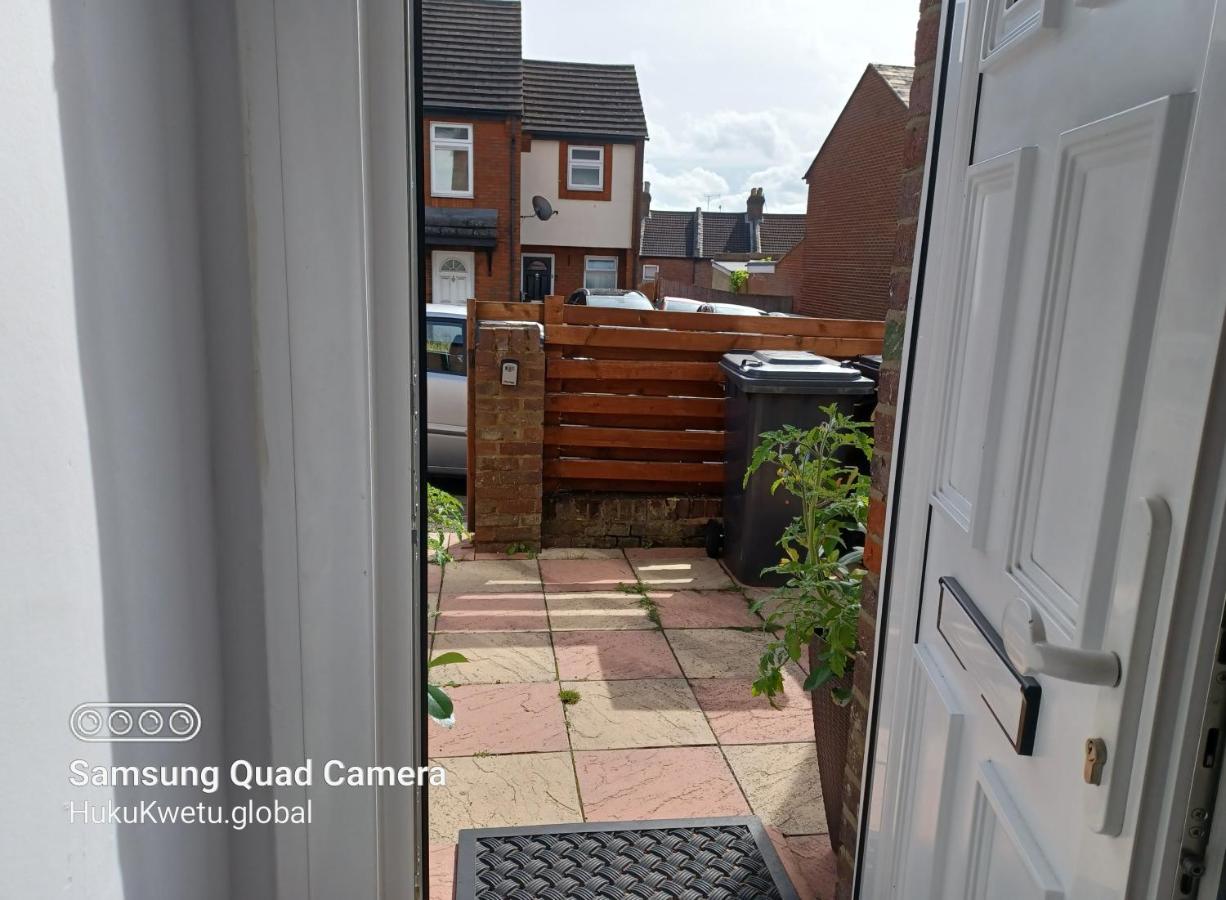 Salisbury House-Huku Kwetu Spacious 4 Bedroom House- Sleeps 6 - Luton Town Centre - B&B