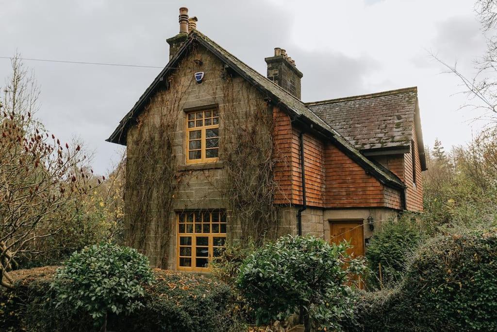 STATION COTTAGE - Unique Accommodation with River Flowing through Garden - B&B