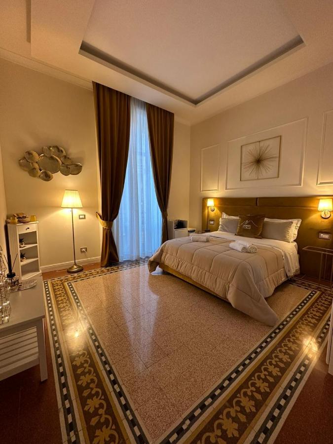 Habitación con cama extragrande.