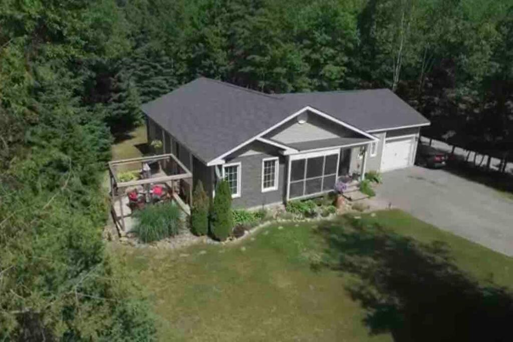 Modern 4 season cottage retreat - B&B Huntsville