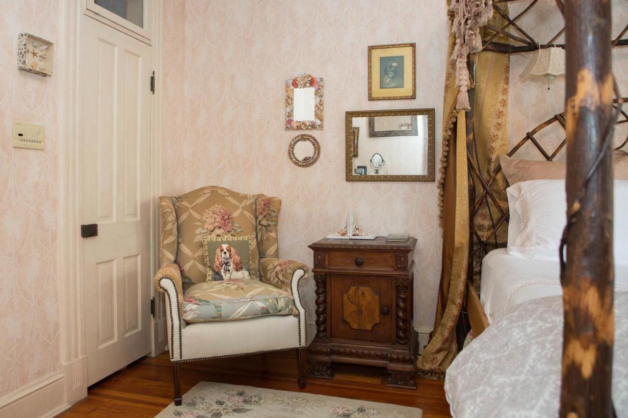 Deluxe Queen Room: Lace Room
