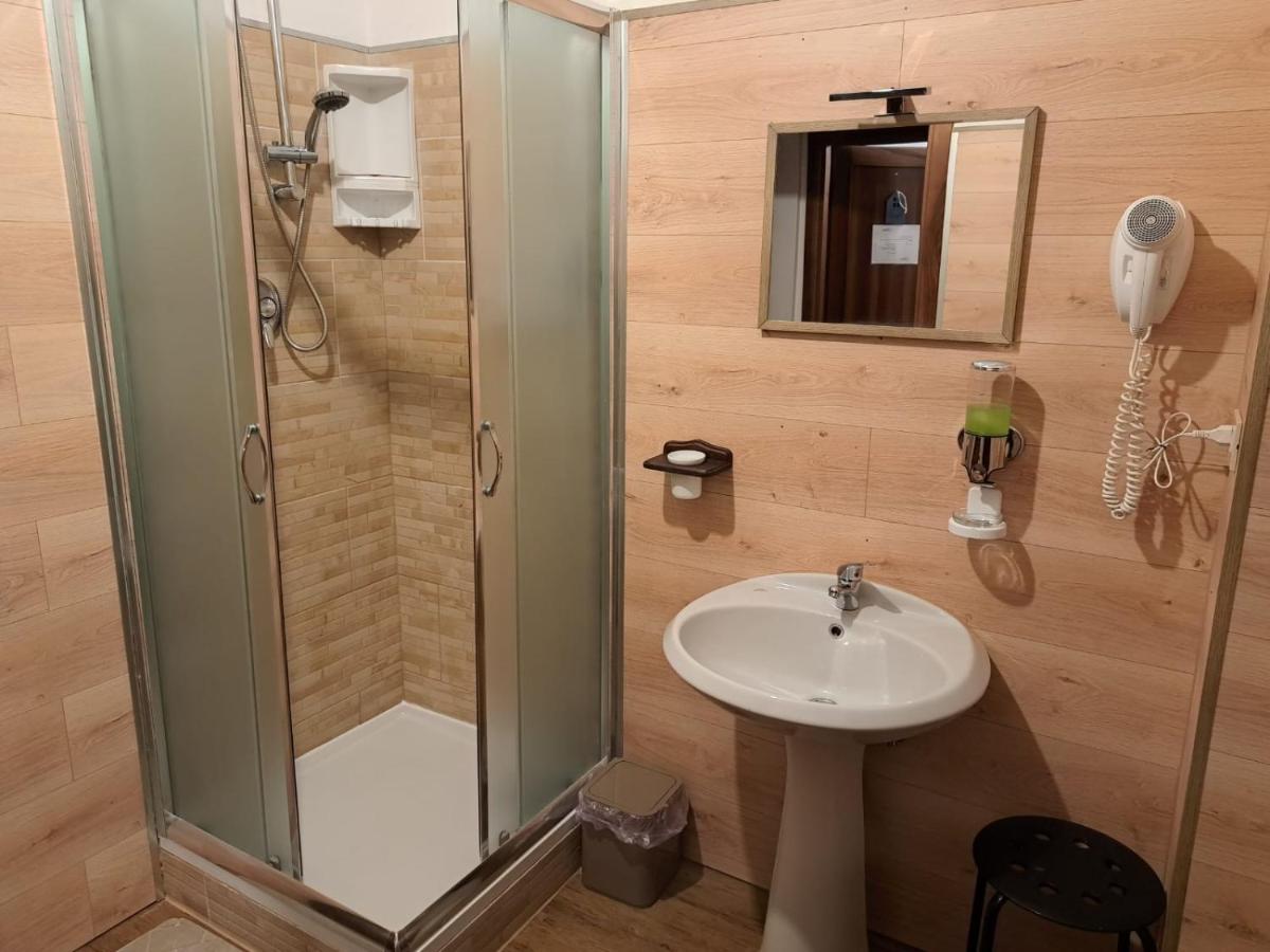 Tweepersoonskamer met 1 of 2 Bedden en Gedeelde Badkamer