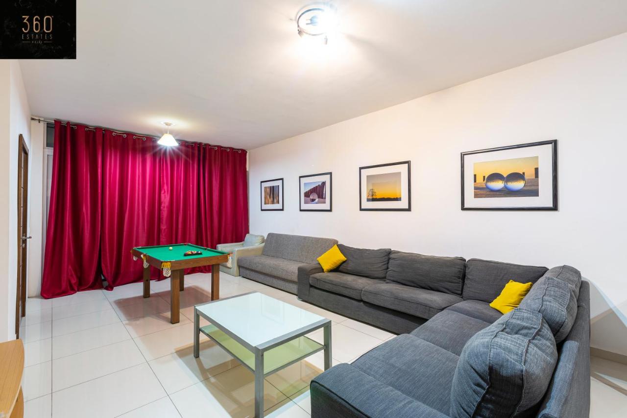 B&B Gżira - Central APT with Billiard, Working desk & Super WIFI by 360 Estates - Bed and Breakfast Gżira