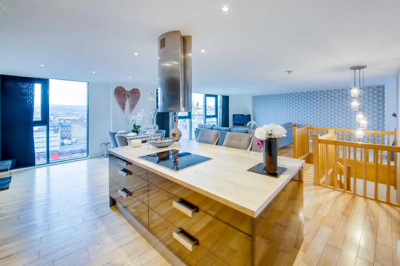 B&B Sheffield - Spacious 3-Bed Penthouse with City Sky Line Views - Bed and Breakfast Sheffield