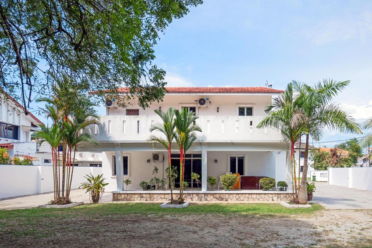 Seaside Private Bungalow, Tg Bungah - B&B