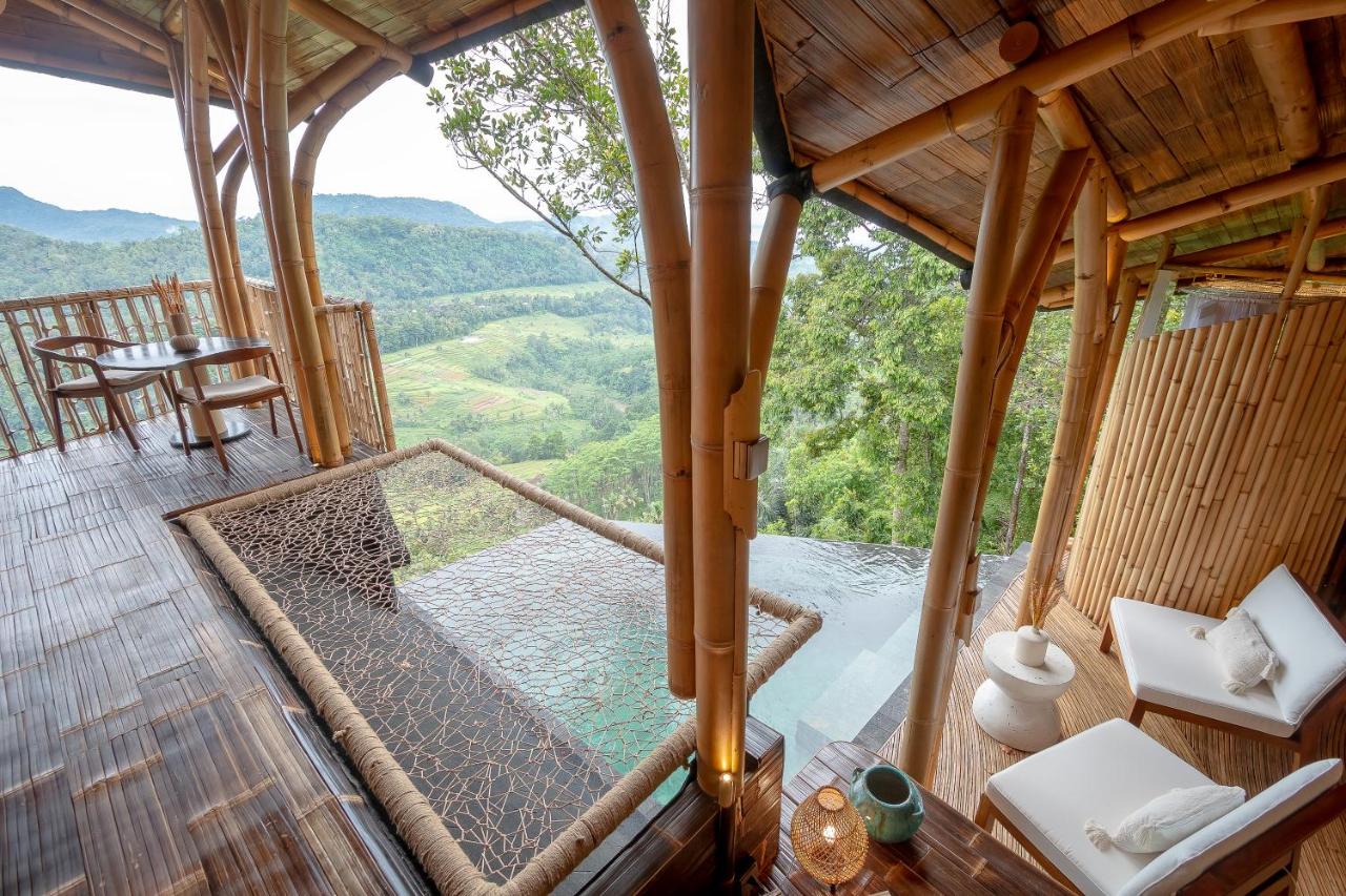 B&B Bungbungan - Cliffside Bamboo Treehouse with Pool and View - Bed and Breakfast Bungbungan