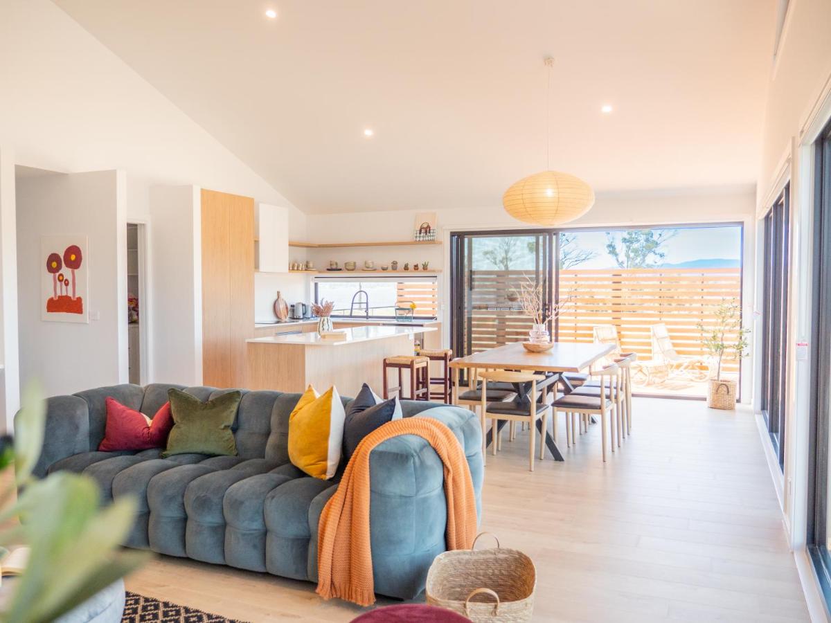 Luxurious Waterfront home in the North of Hobart - B&B
