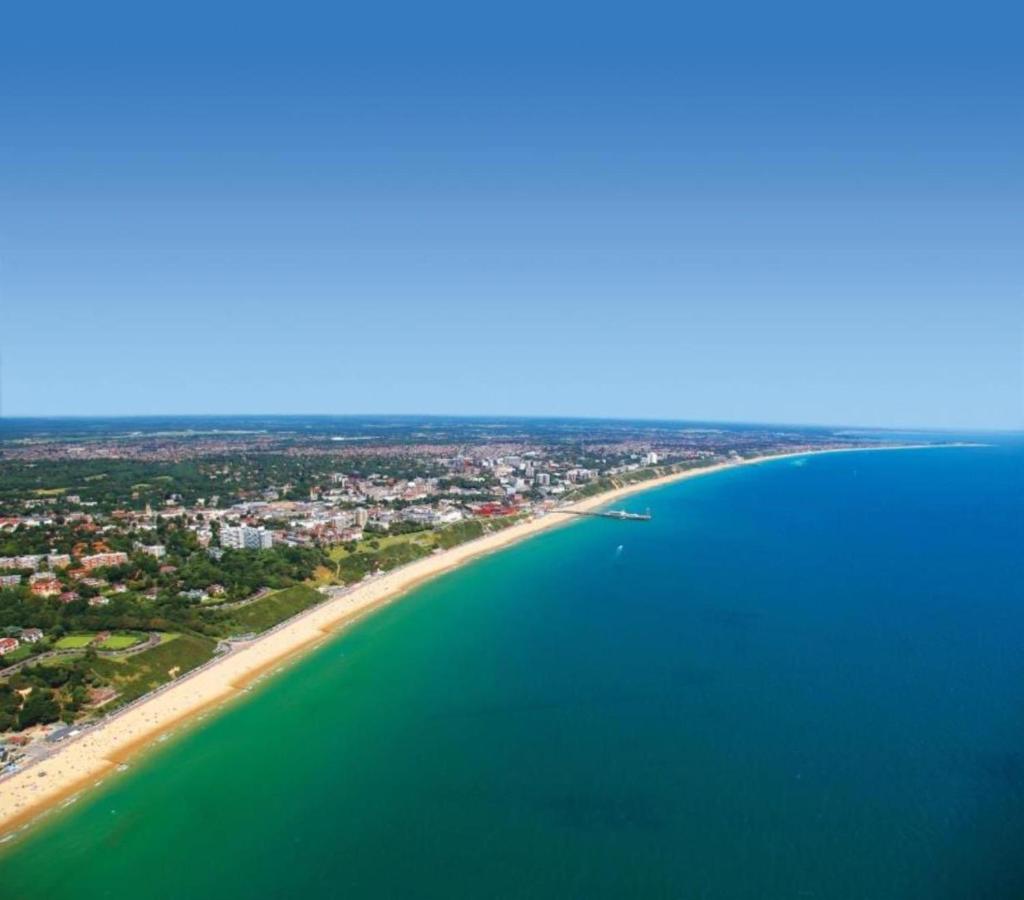 RIVERSIDE ESCAPE by BOURNECOAST - A Lovely Ground Floor Studio Apartment Just a Short Walk from the Riverside, Beaches and Local Shops - FM3001 - Chambres d'hôtes Yafford