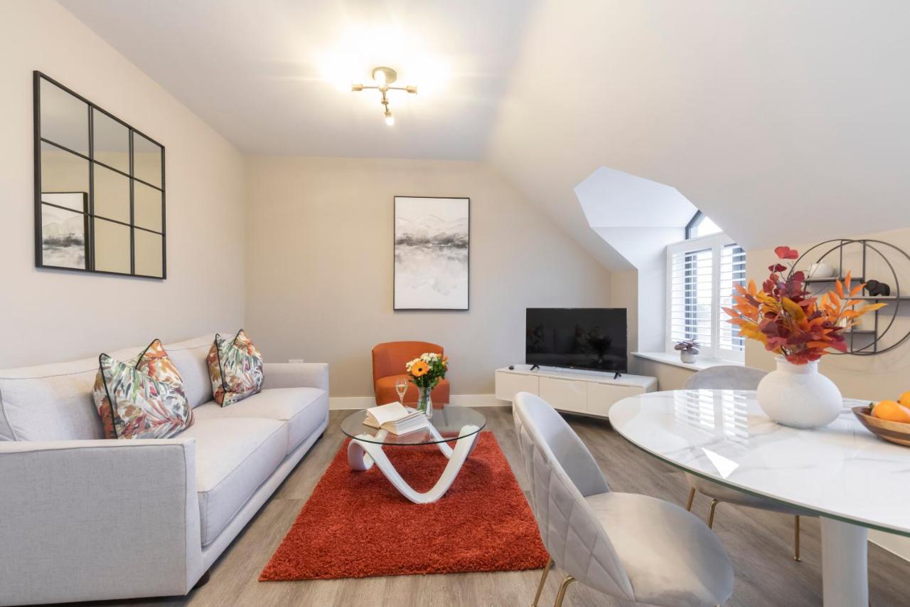 B&B Gloucester - Elliot Oliver - Stylish Loft Style Two Bedroom Apartment With Parking - Bed and Breakfast Gloucester