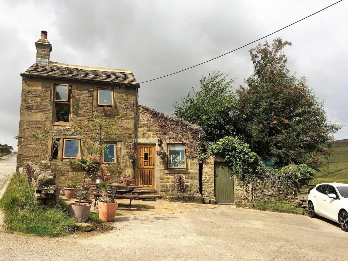 Bijou Cottage in Brontë Country with Wood-burning Stove & Hot Tub Spa - Chambres d'hôtes Haworth
