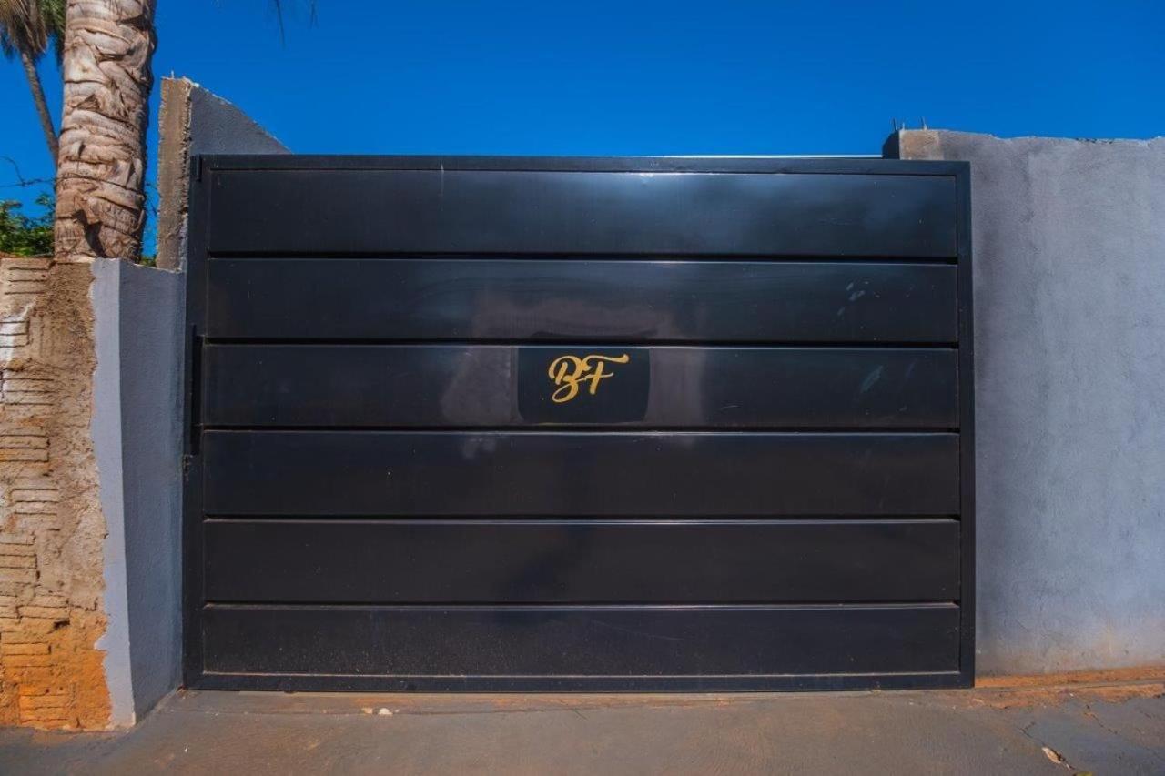 Casa com 2 suítes, cozinha completa , área de lazer, piscina infantil, 10 min do parque aquático - B&B Andradina