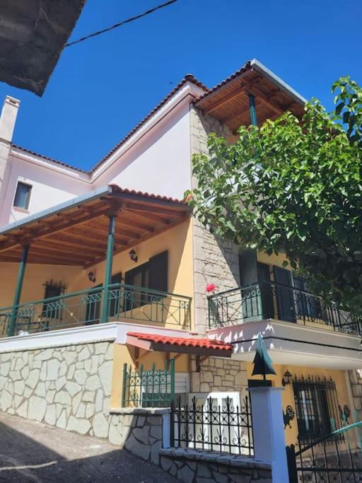Παραδοσιακό Αρχοντικό με Τζάκι - B&B Valtesiníko