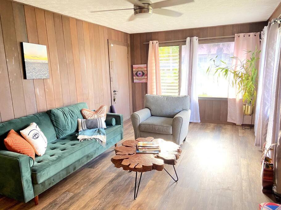 B&B Hilo - THE HILO HOMEBASE - Charming 3 Bedroom Hilo Home, with AC! - Bed and Breakfast Hilo