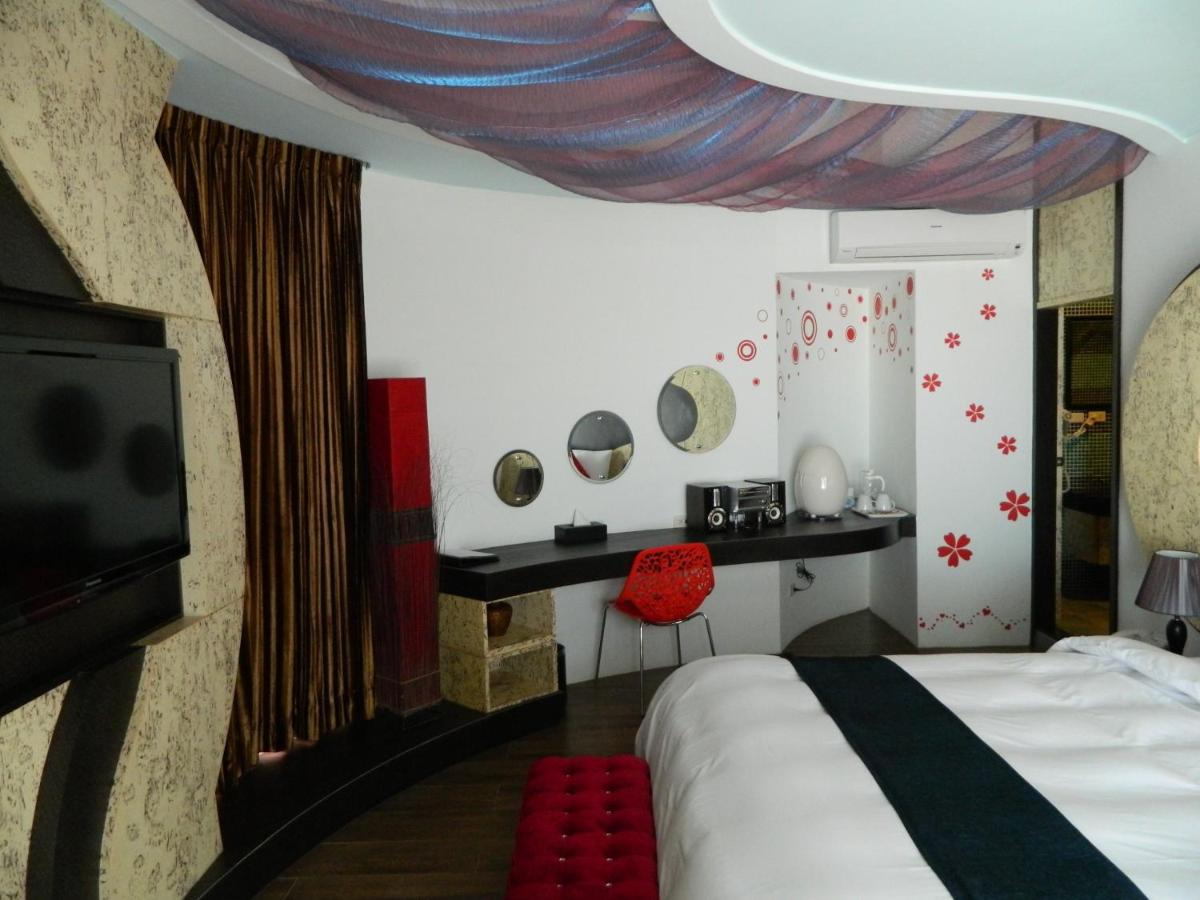 Habitación con cama extragrande y vistas al jardín 
