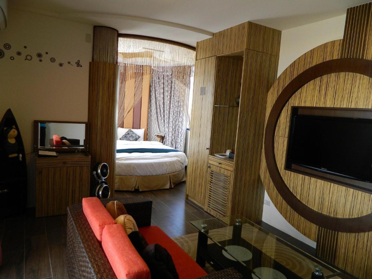 Habitación con cama extragrande y vistas al mar