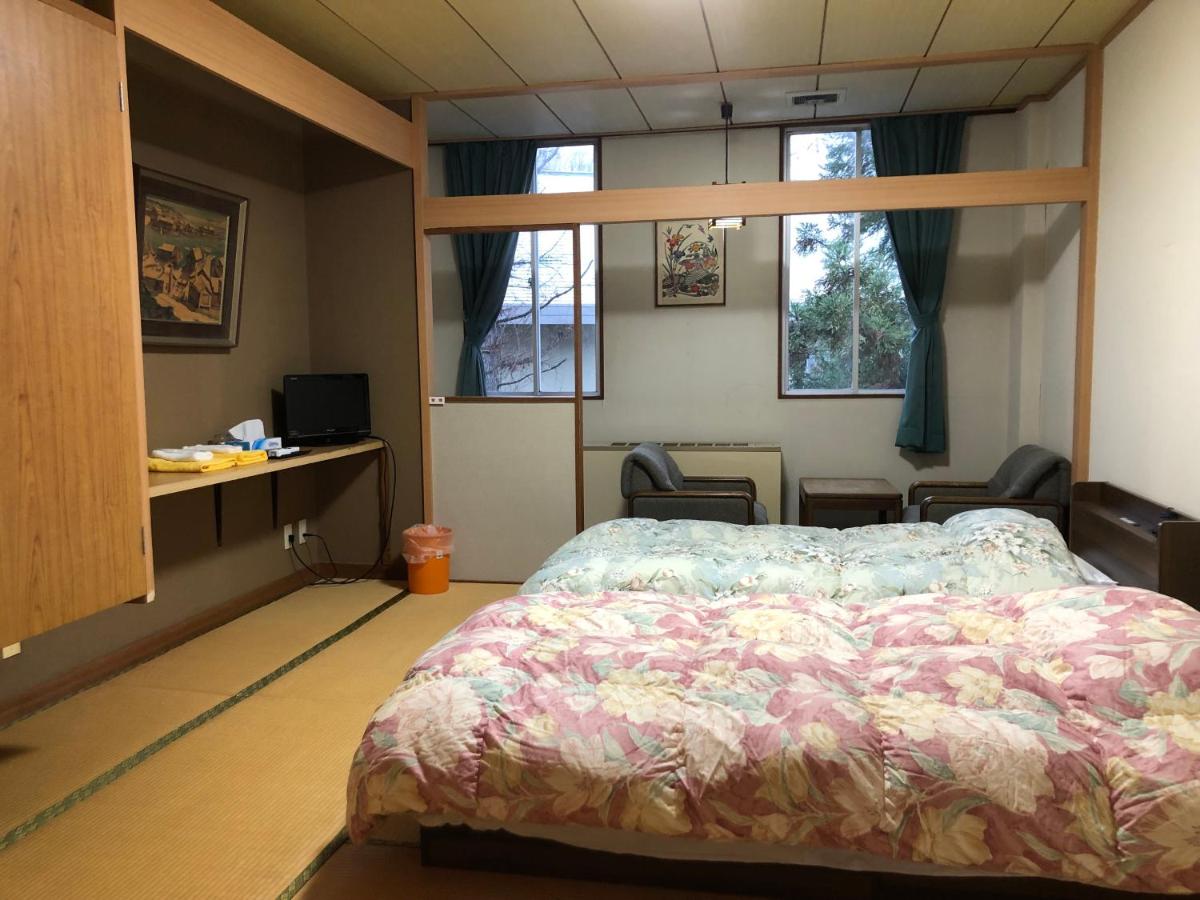Standaard Tweepersoonskamer met 2 Aparte Bedden - Gedeelde Badkamer