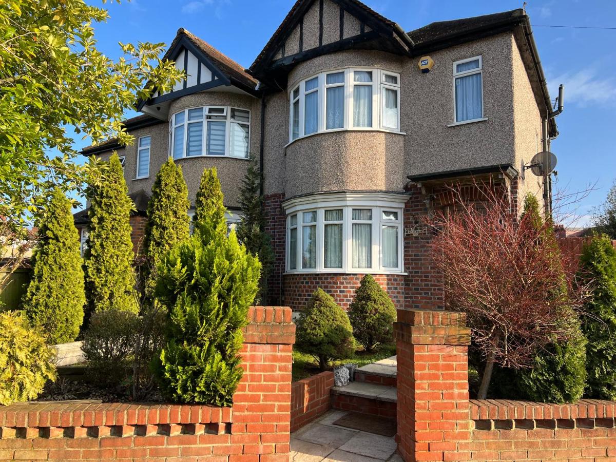 TJ Homes - One double bed room with garden view - Next to tube station - B&B Ruislip