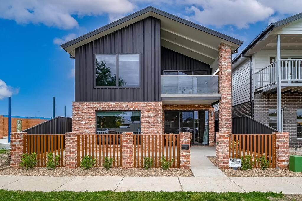 B&B Wagga Wagga - Brand New Luxury Abode on Shaw - Bed and Breakfast Wagga Wagga