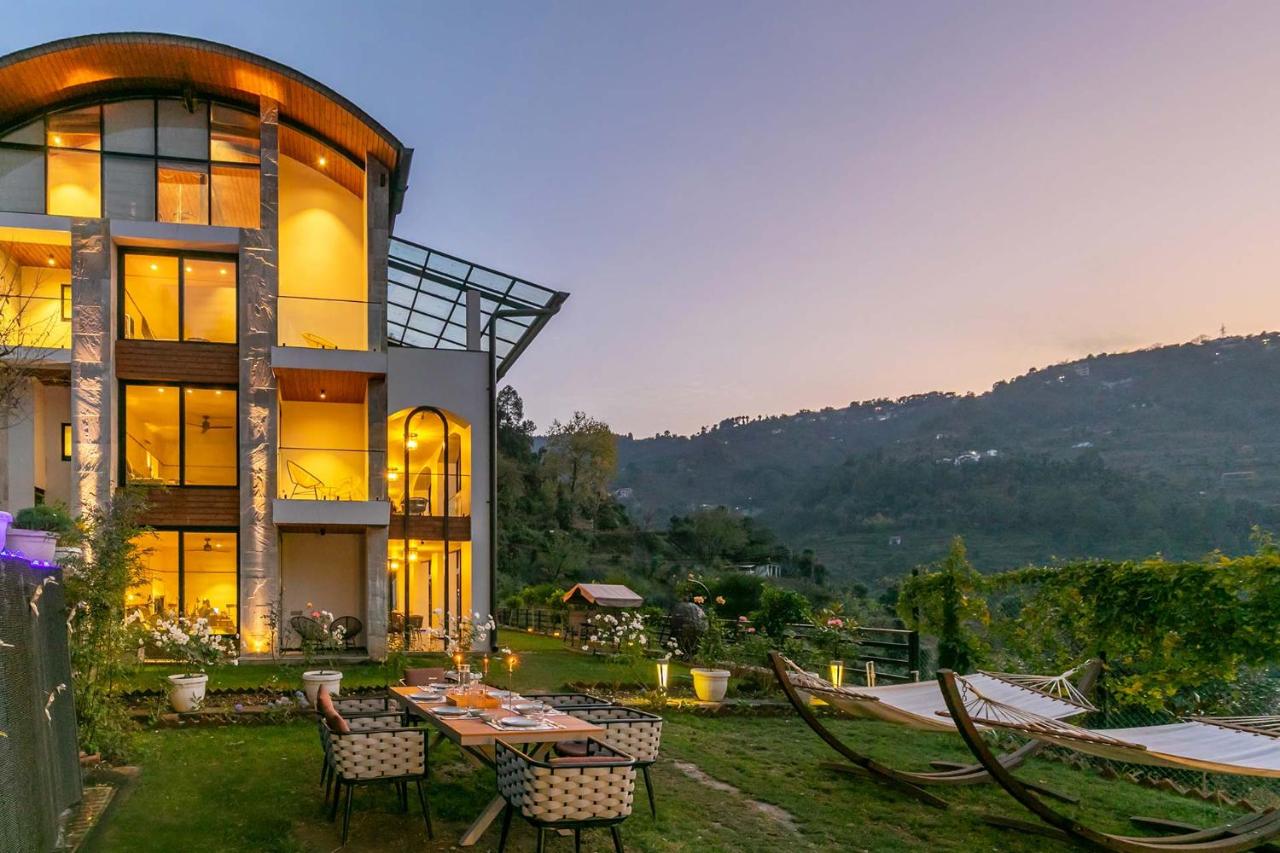 Jolly Chalet- Luxury Mountain Retreat with Jacuzzi & Scenic Views in Ramgarh - B&B