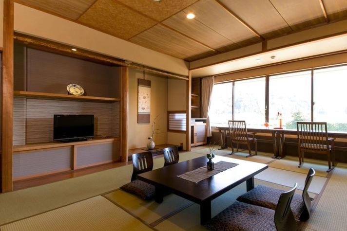 Japanese-Style Room with Garden View and Shared Bathroom "Honami"
