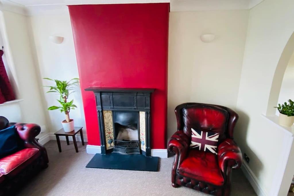 B&B Manchester - 3 BR Property in Prestwich 15 mins from Manchester City Centre Garden Free parking Superfast WIFI Netflix - Bed and Breakfast Manchester