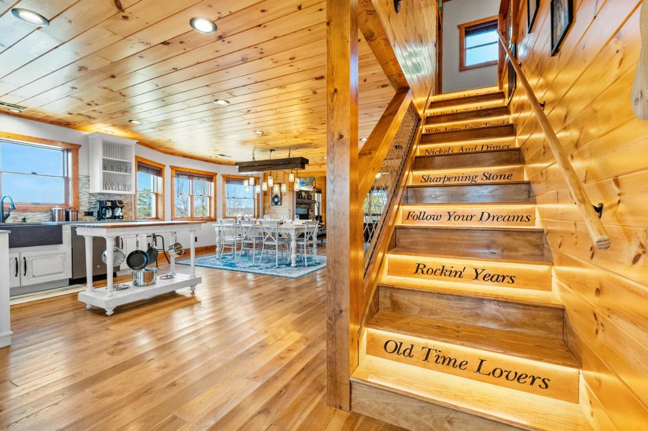 A Song Writers Paradise, Hot Tub Once Owned By Dolly Parton - B&B Sevierville
