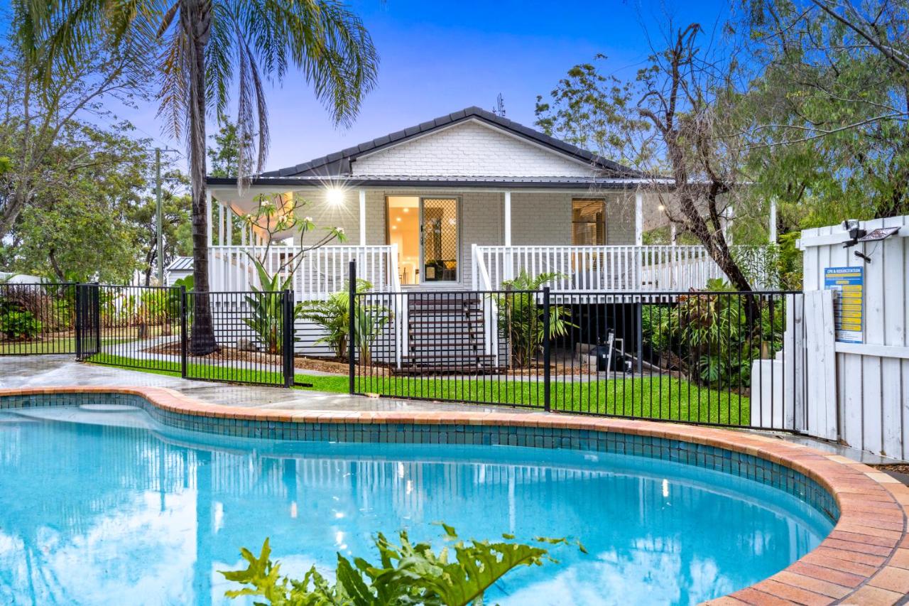 B&B Gold Coast - 4 Bedroom Family Home with Pool - Uplands Drive - Q Stay - Bed and Breakfast Gold Coast