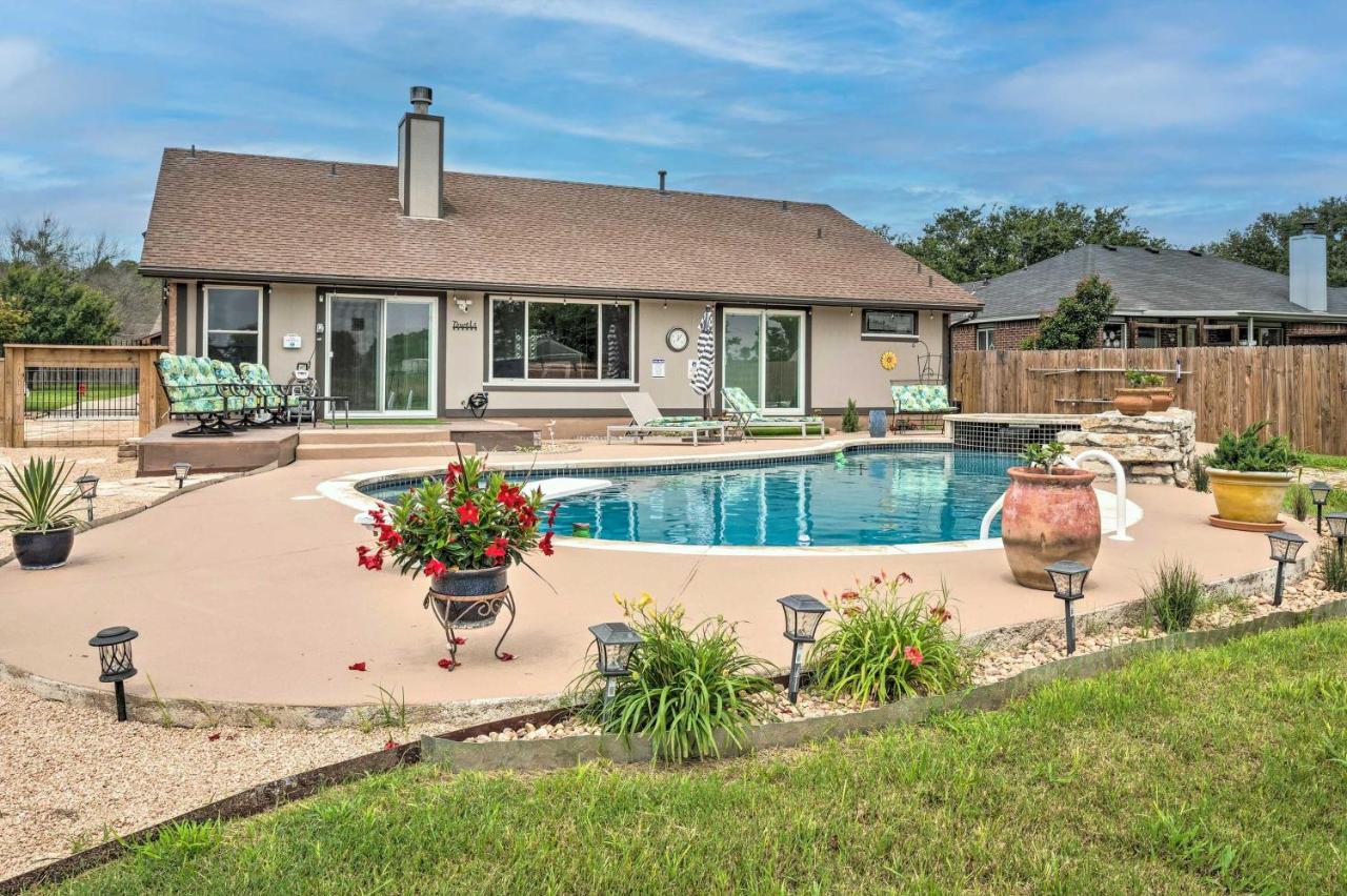 Hot Tub, Pool, and Fire Pit Gorgeous Hutto Home - Chambres d’hôtes Hutto