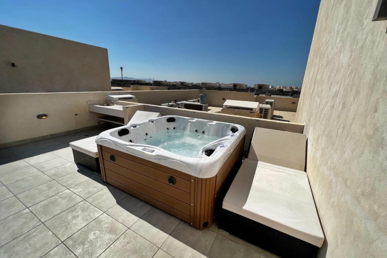 Spectacular & Soaring 2 BDR w Private Rooftop Jacuzzi & Beach Access - Ferienwohnung Hurghada