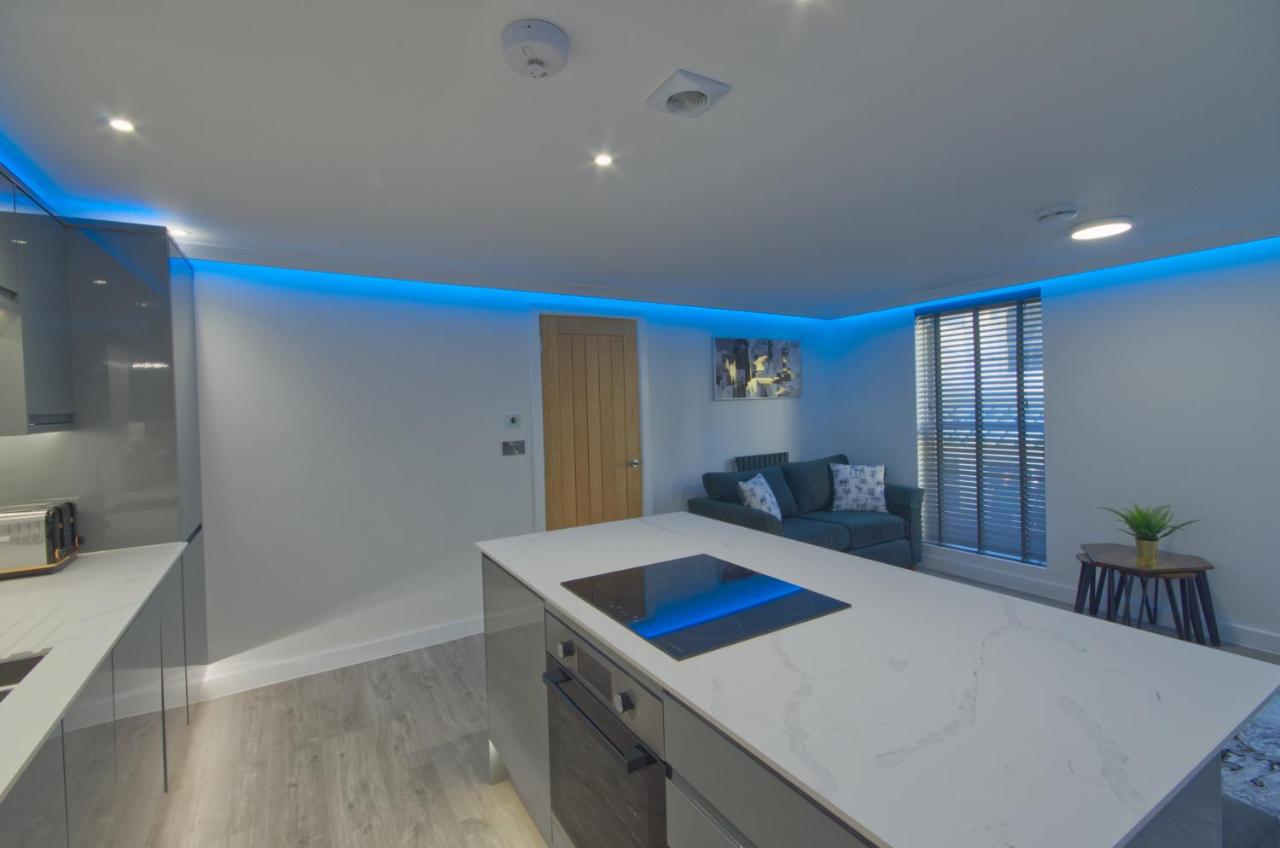 Marina Walk, New Luxury Coastal Apartment in The English Riviera, close to the Shops, Bars and Restaurants with Torquay Marina and Torre Abbey Sands Beach a short walk away! - Chambres d'hôtes Torquay