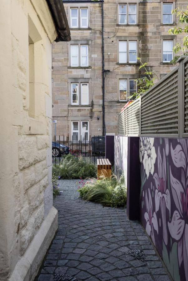 JOIVY Contemporary Cottage with Free Parking - B&B